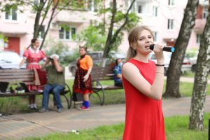 Творческие коллективы Раменского г.о. создают праздничное настроение жителям, голосующим во дворах