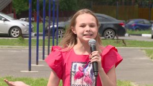 На улице Лучистой и Высоковольтной в День России тоже звучала музыка и аплодисменты.