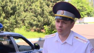 Ребенок в машине должен быть в детском кресле.