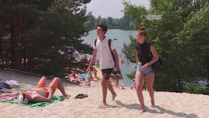 Установились жаркие дни и люди стремятся провести время вблизи водоемов.