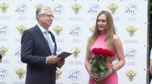 Для выпускников наступил долгожданный и волнующий момент – церемония вручения главного документа — дипломов.