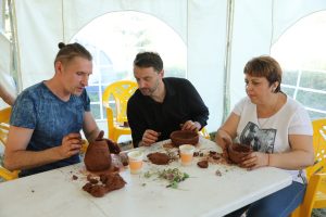 Глава Раменского городского округа встретился с художниками на керамическом пленэре во Гжеле.