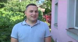 Роман Булынин, проверил ход ремонта в доме ветерана ВОВ Николая Васильевича Сиротинского.