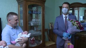 Виктор Неволин поздравил семью Лазовских с днем семьи любви и верности.