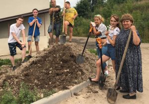 Подростки высадили клумбы у МУК ДК «Лель» в Раменском г.о.