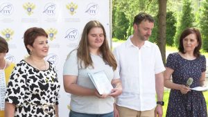 Дипломы стали вручать выпускникам Гжельского государственного университета.