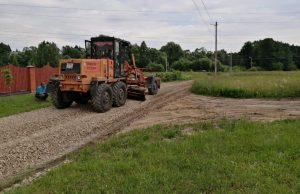 На территории МКУ «ТУ «Гжельское» Раменского г.о. полным ходом идут работы по ремонту дороги улицы Центральной деревни Кошерово