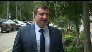 В Международный день шахмат Юрий Ермаков, секретарь местного отделения Партии «Единая Россия», поздравил шахматный клуб в Холодово с 40-летием.