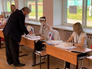 Заместитель председателя Совета ветеранов Петр Олейник проголосовал на участке в Удельной