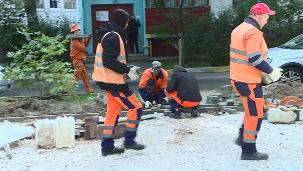 На улицах Рабочая и Школьная идет благоустройство дворов.