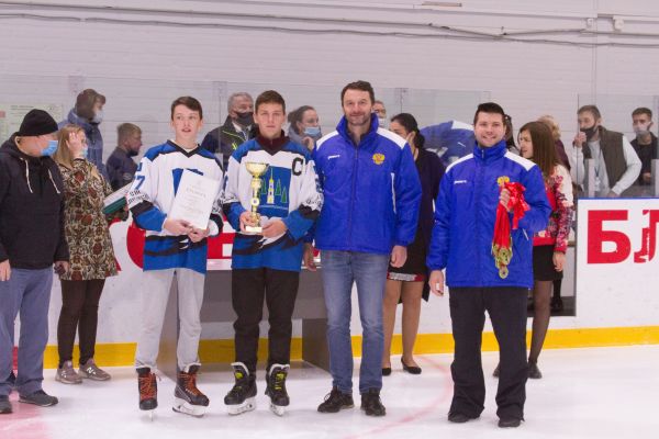 На ледовой арене им В. Лутченко СК «Борисоглебский» состоялась церемония награждения хоккеистов спортшколы «Раменское»