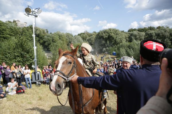 Казачий обряд — посажение на коня на фестивале казачьей культуры в Раменском