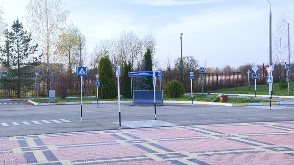 В территориальном управлении «Новохаритоновское» продолжаются работы по благоустройству территории школы №10.