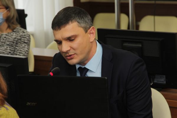 На оперативном совещании о состоянии детских игровых площадок рассказал директор ЦУР Сергей Мякотин