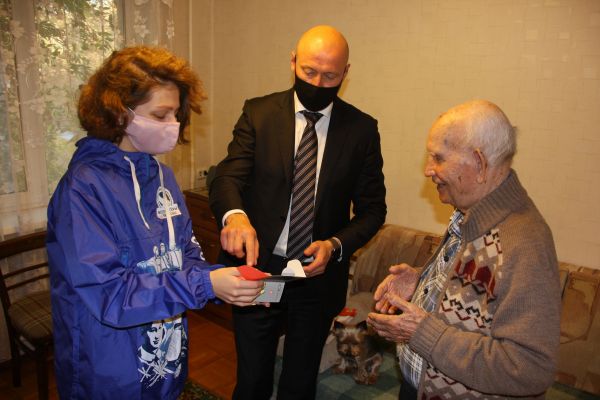 Сергей Демин совместно с ученицей 11 класса вручили подарки ветеранам