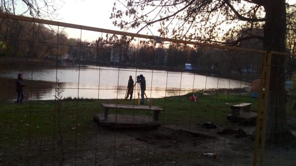 На озере Пионер в городе Раменское выставили ограждение: ведутся работы по благоустройству прибрежной территории.