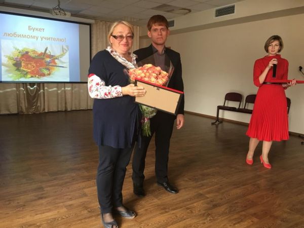 Руководитель ТУ «Островецкое» Константин Ильин поздравил учителей Островецкой школы с их профессиональным праздником!