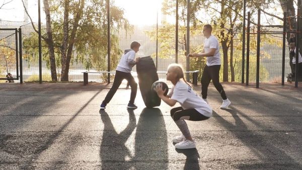 Гонки с препятствиями преодолевают ученики средней школы №9.