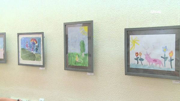 Любой школьник Москвы и Московской области может стать автором коллекционной новогодней открытки.