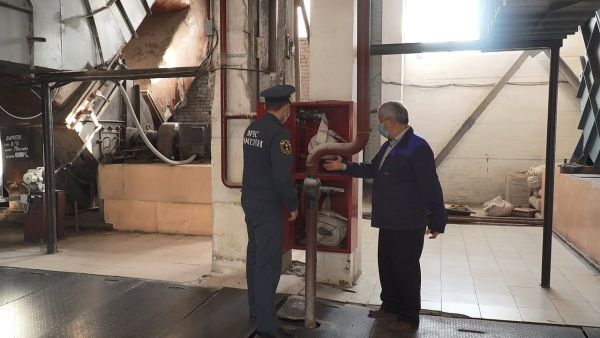 Сотрудники государственного пожарного надзора проводят профилактические мероприятия в котельных.