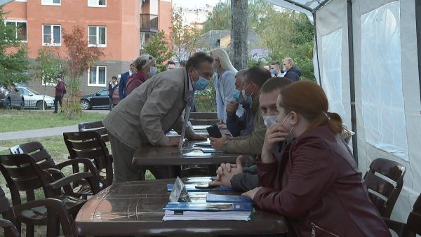 В одном из дворов на улице Чугунова состоялось плановое мероприятие «Школа ЖКХ».