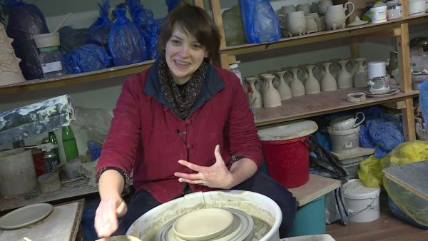 Девушка- гончар Василиса Юдина виртуозно работает с глиной.