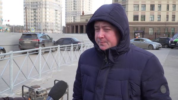 На въезде в Раменскую гимназию рабочие устанавливают ограничительное ограждение.