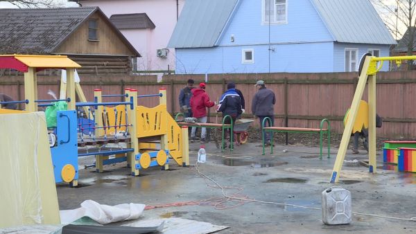 В деревне Дергаево на улице Красная, у дома №44 рабочие заканчивают возведение детской площадки.
