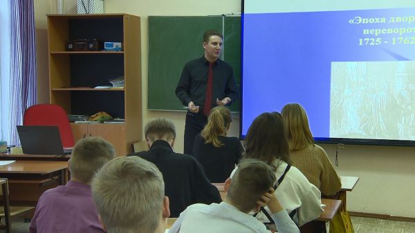 В Раменской школе №21 работает молодой учитель Дмитрий Пименов