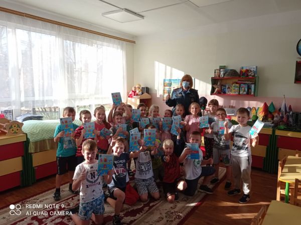 Сотрудники ОНД и ПР  приехали в гости к воспитанникам детского сада №76 села Речицы.