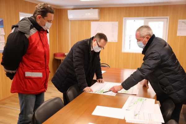 Роман Терюшков проверил ход строительства школы и открыл каток в Раменском