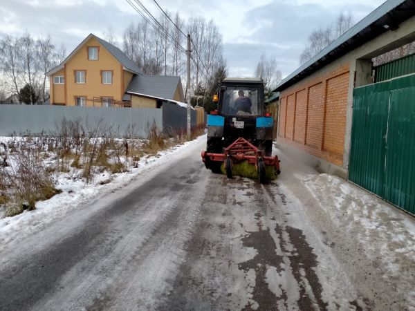 В городском поселении Ильинский Раменского городского округа продолжаются работы по уборке дорог