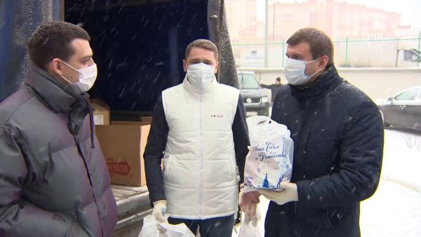 Более 600 сладких подарков привезли Представители партии Единая Россия врачам ковидного госпиталя.