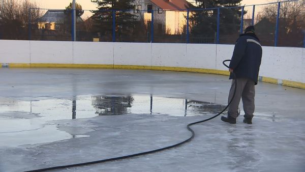 С  наступлением  зимы в Подмосковье начинают  готовиться к новогодним праздникам.
