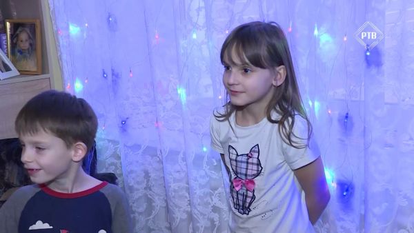 В преддверии Нового года и Рождества Христова по улицам ТУ «Родники» ходили Дед Мороз и Снегурочка.