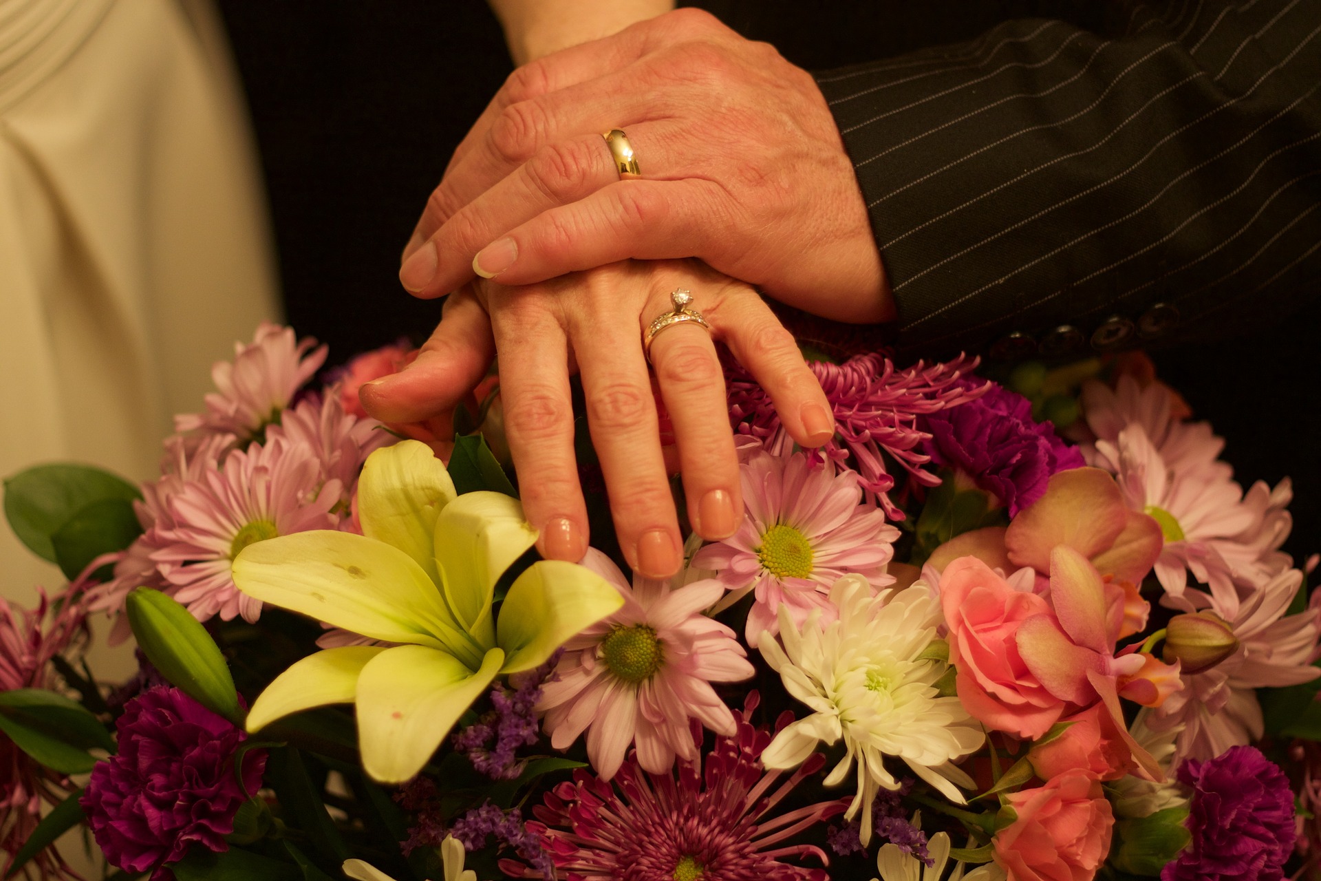 Букет цветов и рука с кольцом