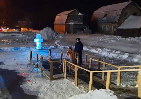 Окунаться в проруби в ночь Крещения Господня является доброй традицией.