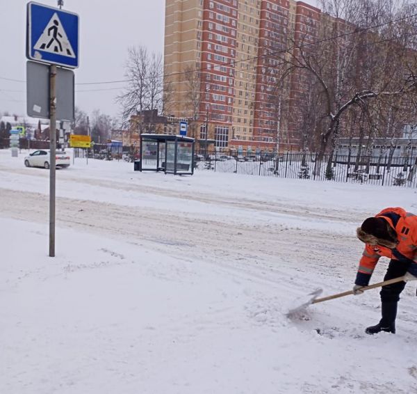 Дорожные службы Раменского городского округа устраняют последствия снегопада.
