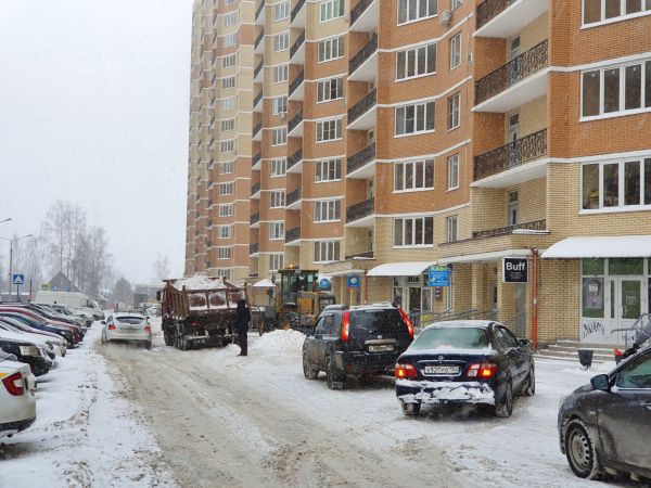 Большие навалы снега, которые образовались при уборке в дни снегопада на ул.Крымской , вывозит большая техника