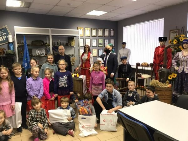 Юные раменчане получают подарки.