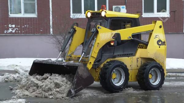 На улице Чугунова возле домов № 34, № 36 очищают дворовую территорию.