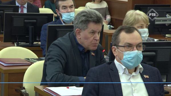 Первое заседание парламентариев в новом году началось с вручения цветов.