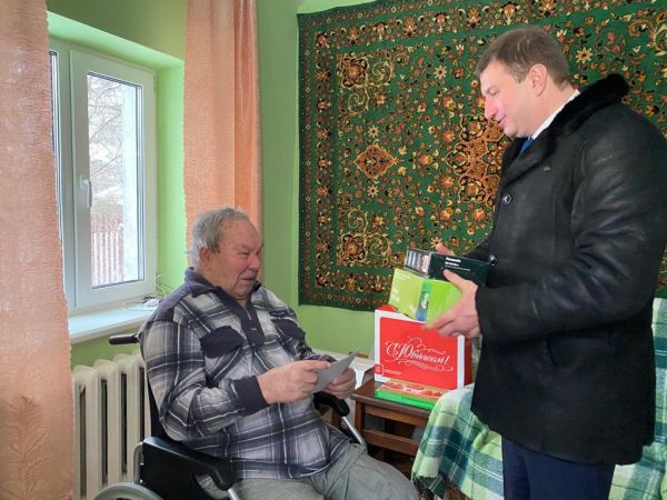 Председатель окружного Совета депутатов Юрий Ермаков поздравил с 95-летием Николая Василевича Сиротинского