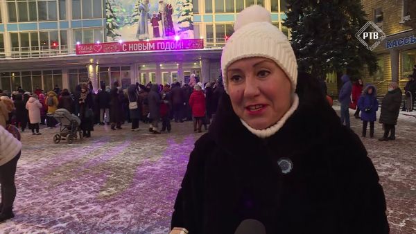 Спектакль «Рождественские огни» прошел 7 января на площади возле ДК «Сатурн».