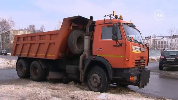 Вот уже в течение недели на расчистку внутриквартальных дорог поселка Электроизолятор