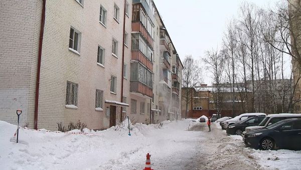 Для очистки кровли многоквартирных домов от снега и наледи выходят бригады коммунальщиков.