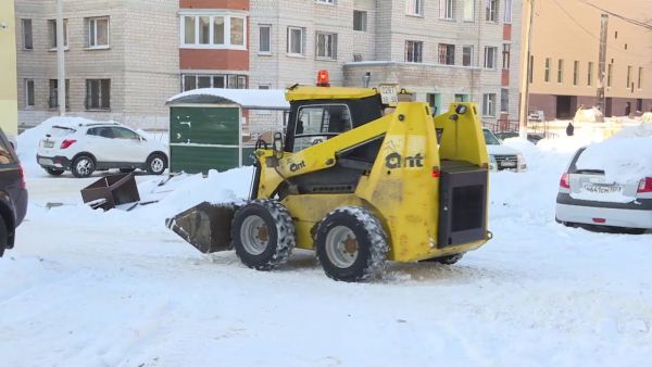 Дорожные и коммунальные службы Раменского округа продолжают расчищать снег во дворах.