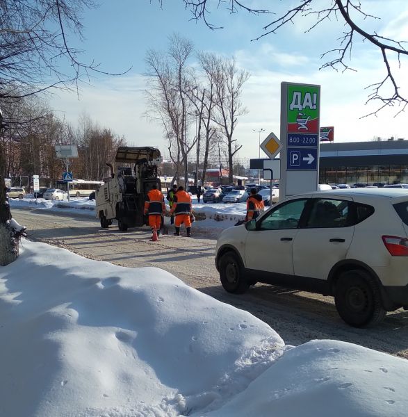Сегодня после ночного снегопада вышли на уборку дорог бригады дорожников Раменского ДРСУ и специальная техника.