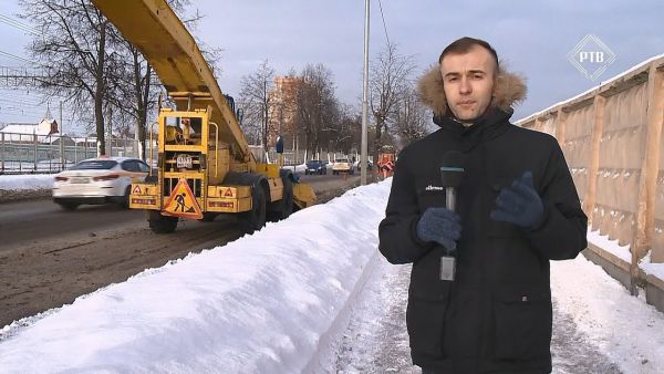 На Фабричном проезде например активно убирают снег с проезжей части и тротуаров.