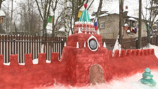 На территории детского сада № 29 стоит удивительное сооружение –Кремлевская стена со Спасской башней